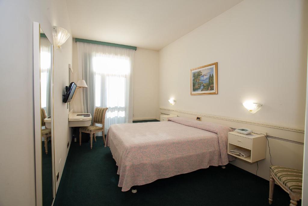 Двухместный (Улучшенный двухместный номер с 1 кроватью или 2 отдельными кроватями и террасой) отеля Hotel Abano Verdi, Абано-Терме