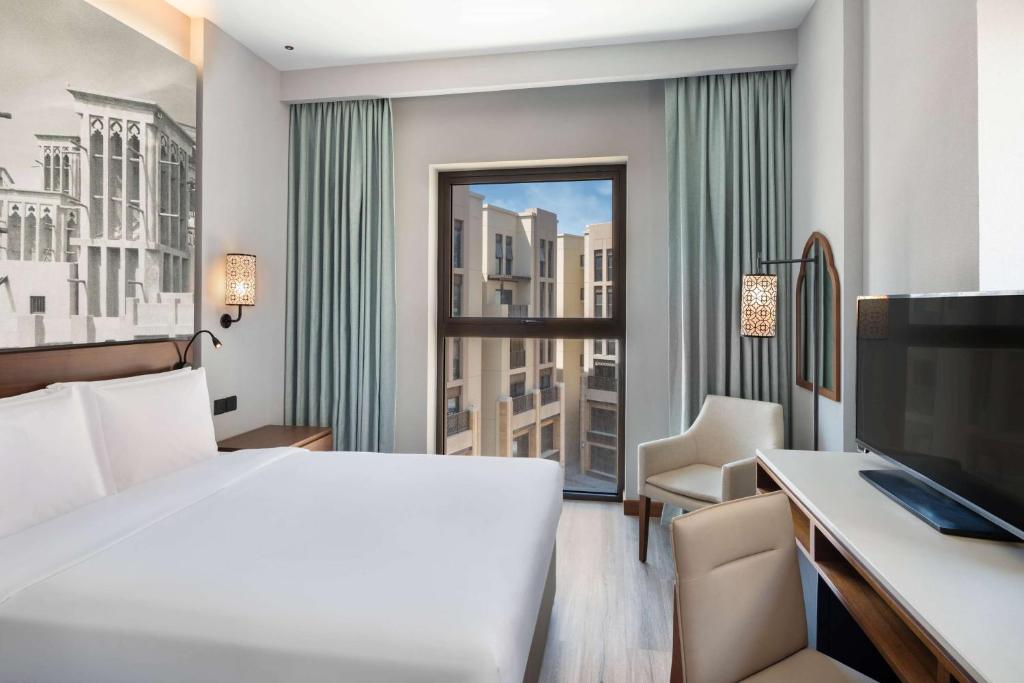 Двухместный (Улучшенный номер с кроватью размера «queen-size», вид на площадь, скидка 20% на еду и напитки, ранняя регистрация заезда (c 12:00) и поздняя регистрац�) отеля Super 8 by Wyndham Dubai Deira, Дубай