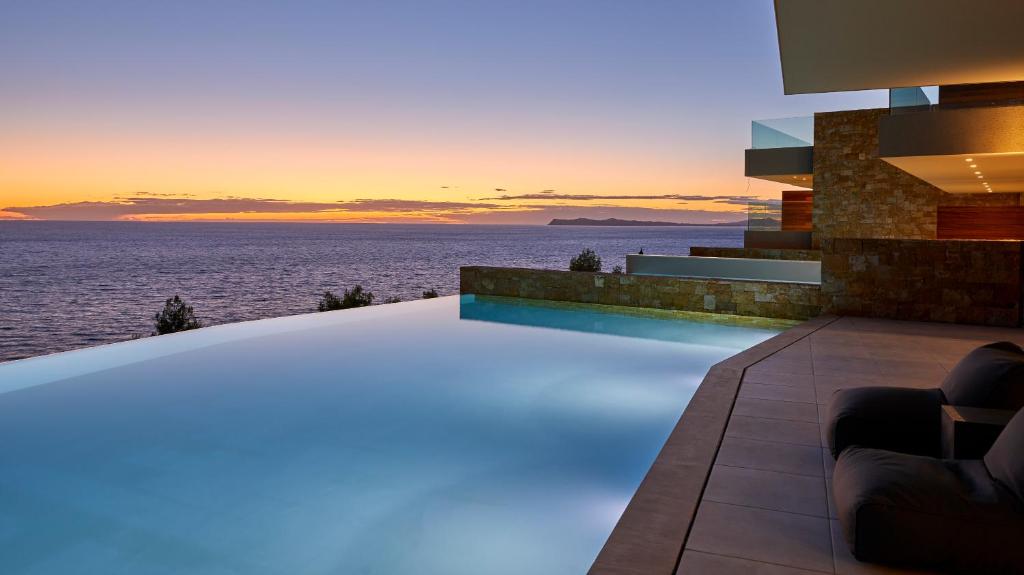 Сьюит (Полулюкс с собственным бассейном, панорамный вид на море) курортного отеля MarBella Elix, Пердика