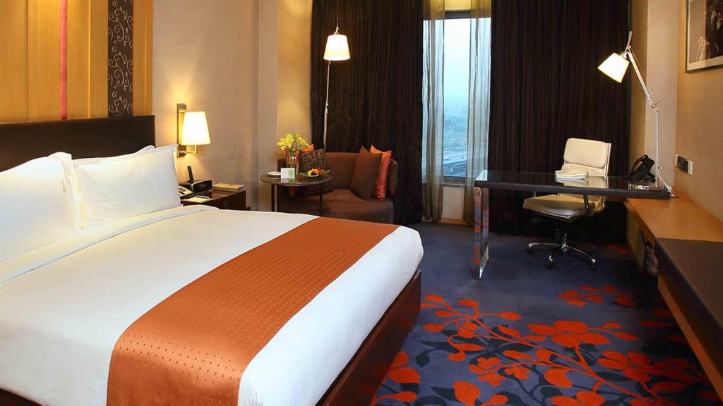 Двухместный (Улучшенный двухместный номер с 1 кроватью или 2 отдельными кроватями) отеля Holiday Inn New Delhi Mayur Vihar Noida, Нью-Дели