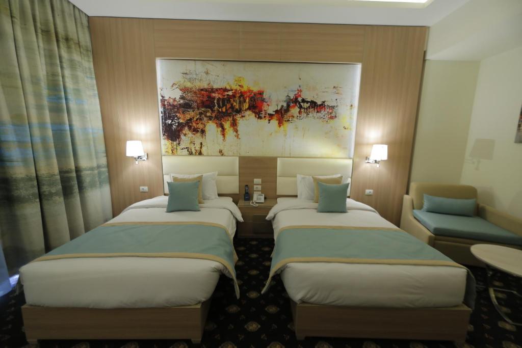 Двухместный (Стандартный двухместный номер с 2 отдельными кроватями и видом на бассейн) отеля Tolip Gardens Hotel, Каир