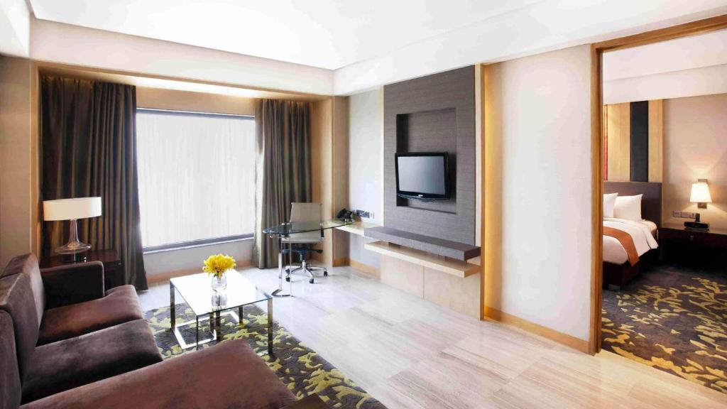 Сьюит (King Suite with Lounge Access with Cocktail Hours, 02 pcs of Laundry) отеля Holiday Inn New Delhi Mayur Vihar Noida, Нью-Дели