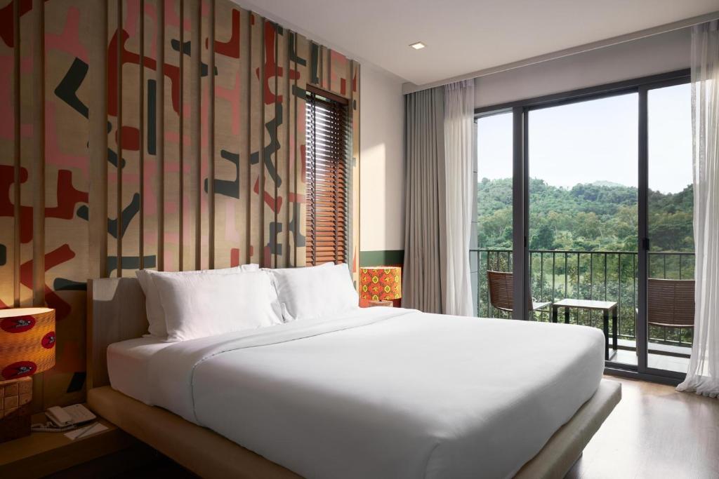 Двухместный (Номер с кроватью размера «king-size» и видом на горы) отеля Escape Khao Yai, Сарабури