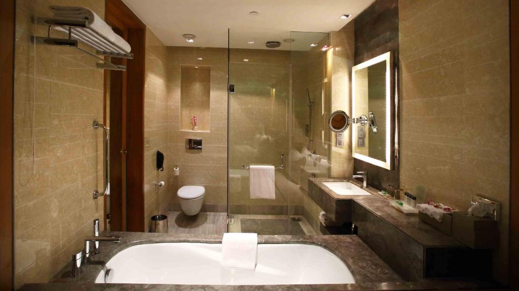 Сьюит (King Suite with Lounge Access with Cocktail Hours, 02 pcs of Laundry), Holiday Inn New Delhi Mayur Vihar Noida