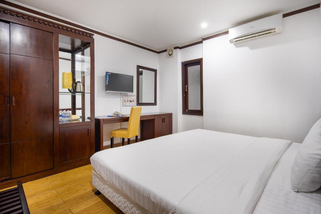 Двухместный (Улучшенный номер с кроватью размера «king-size») отеля Brody Beach Hotel, Дананг