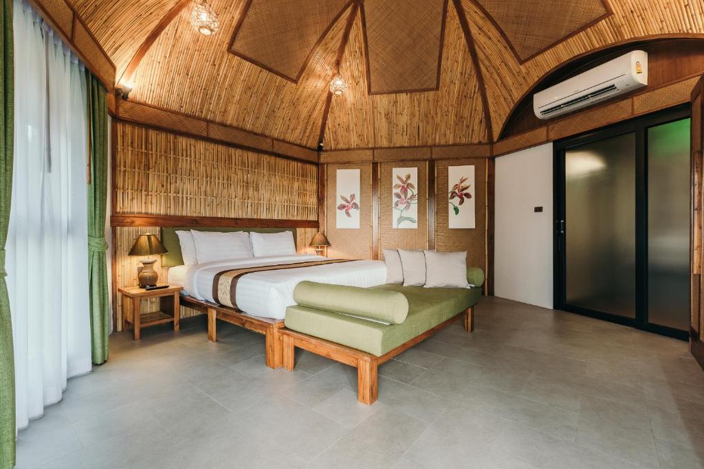 Двухместный (Двухместный номер Делюкс с 1 кроватью) курортного отеля Aonang Fiore Resort, Краби