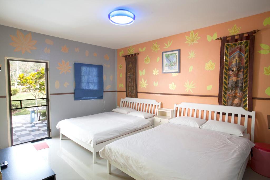 Двухместный (Стандартный номер с кроватью размера «king-size») курортного отеля Raisooksangchan Resort, Каенг-Крачан