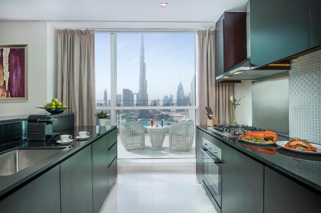 Сьюит (Президентский люкс с 3 спальнями, вид на небоскреб «Бурдж-Халифа» и фонтан) отеля DAMAC Maison Distinction, Дубай