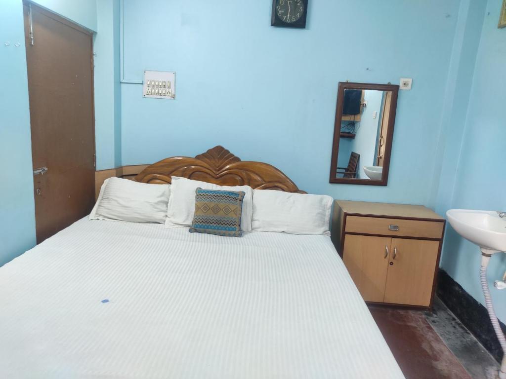 Двухместный (Deluxe Double Room- Non AC) гостевого дома Kiran Guest House, Калькутта
