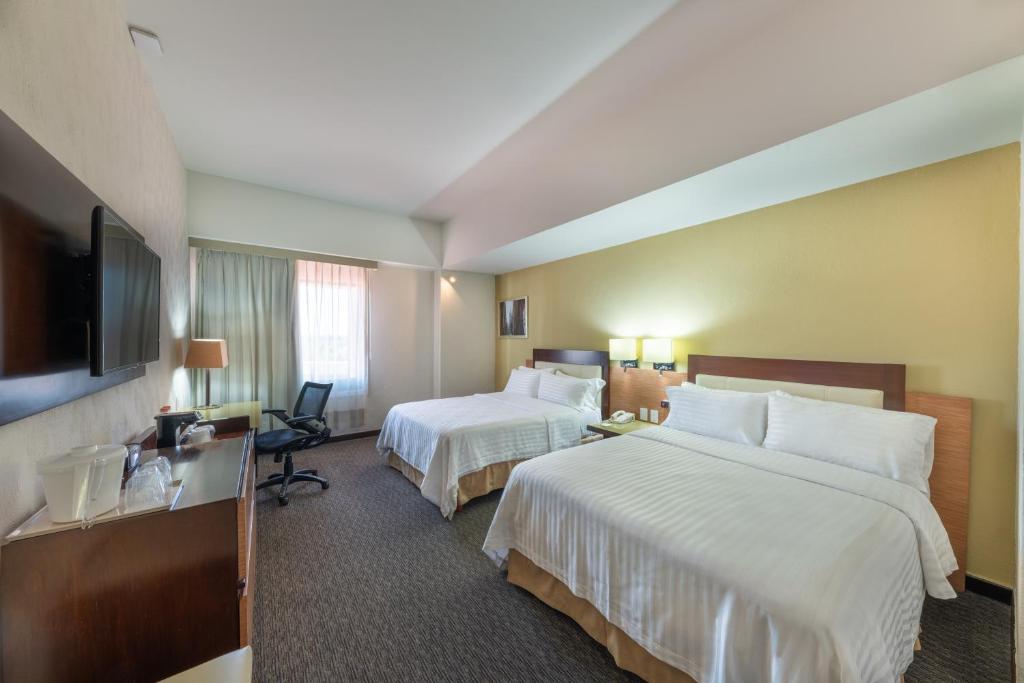 Двухместный (Двухместный номер с 2 двуспальными кроватями - Оборудован для гостей с ограниченными физическими возможностями) отеля Holiday Inn Guadalajara Select, Гвадалахара