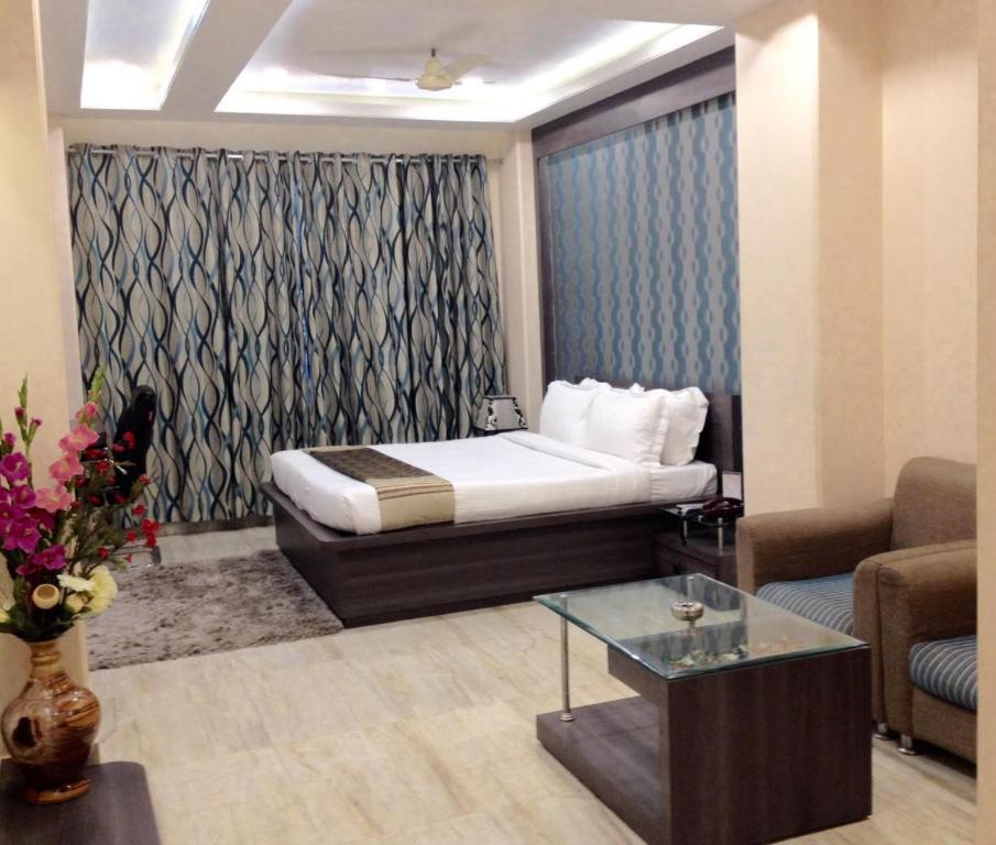 Двухместный (Двухместный номер Делюкс с 1 кроватью и ванной) отеля Hotel Madhuvan Palace, Варанаси