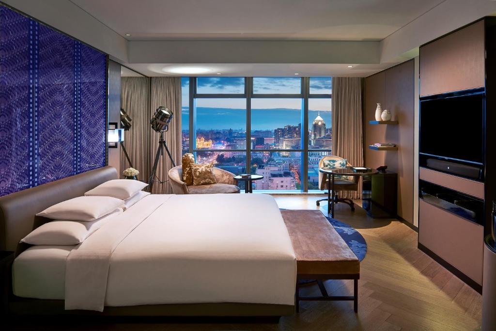 Двухместный (Luxury King Room with City View inclusive Mini Bar) отеля W Beijing Chang'an, Пекин