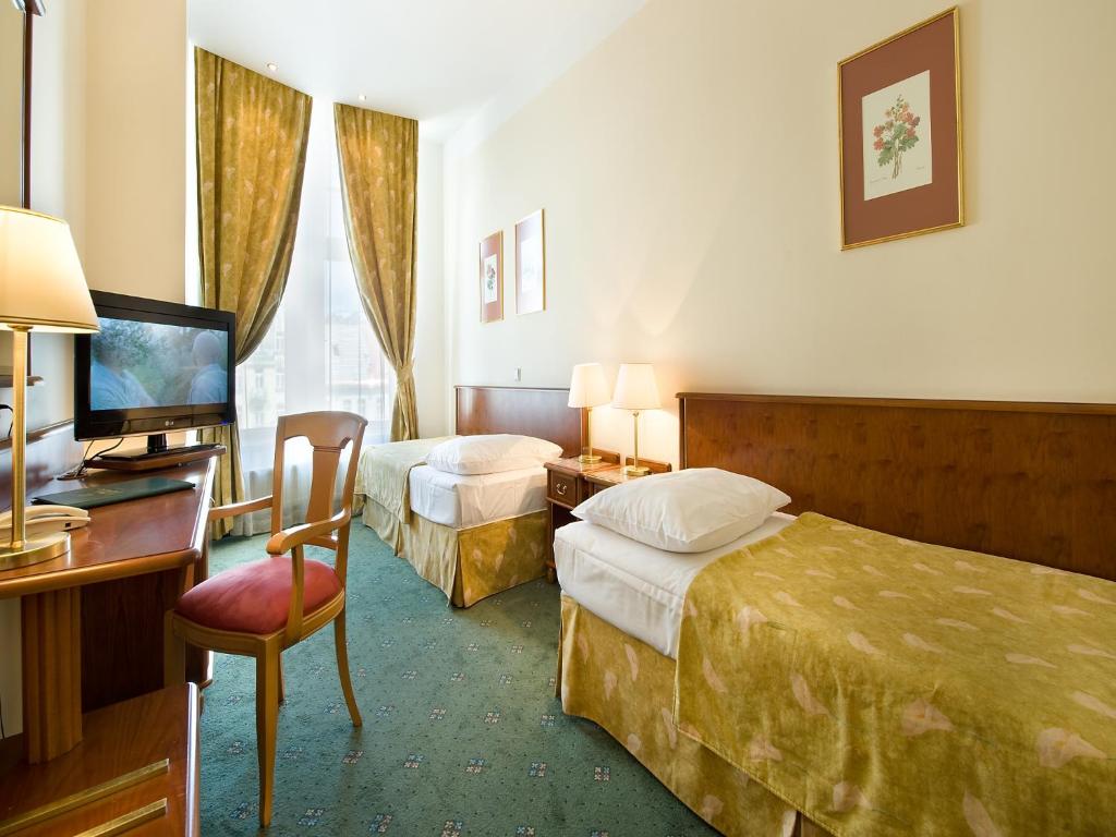 Двухместный (Двухместный номер с 2 отдельными кроватями и видом на Вацлавскую площадь) отеля EA Hotel Rokoko, Прага