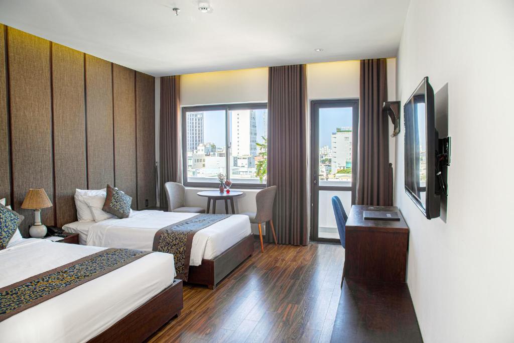 Трехместный (Трехместный номер Делюкс с балконом) отеля Dong Duong Hotel & Suites, Дананг