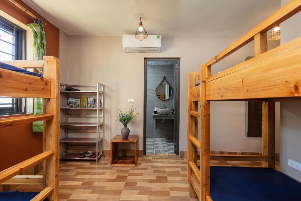 Номер (Спальное место на двухъярусной кровати в общем номере для мужчин и женщин) семейного отеля Mega View Homestay, Сапа
