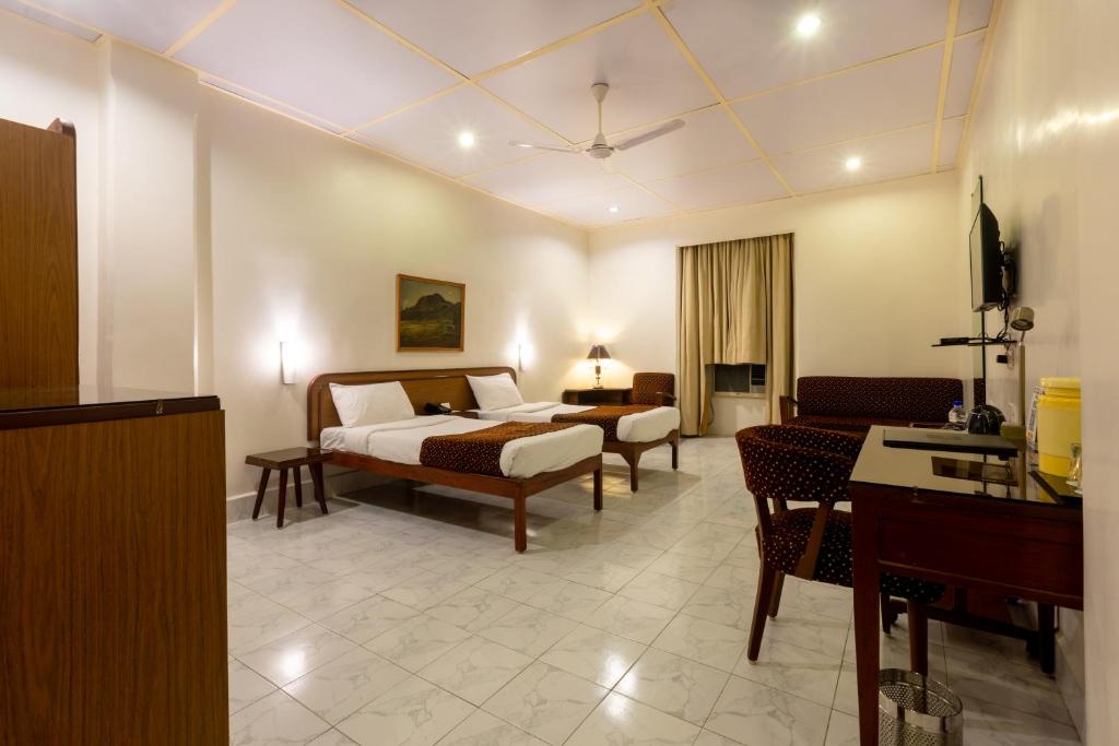 Двухместный (Номер Делюкс или двухместный номер с 2 отдельными кроватями) отеля Grand Hotel, Мумбай