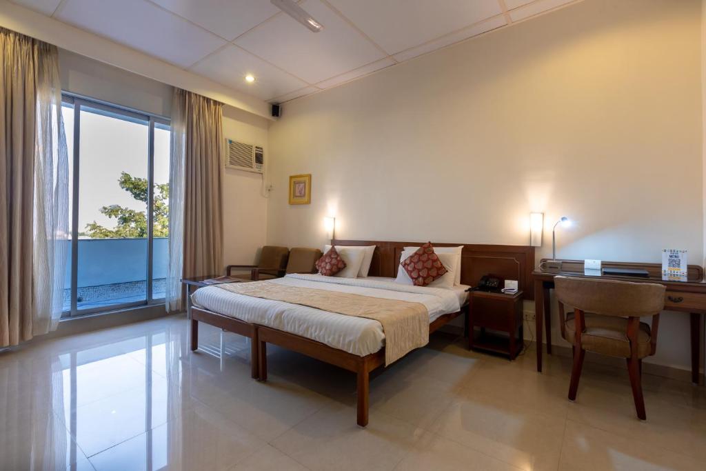 Двухместный (Двухместный номер Делюкс с 2 отдельными кроватями и видом на гавань) отеля Grand Hotel, Мумбай