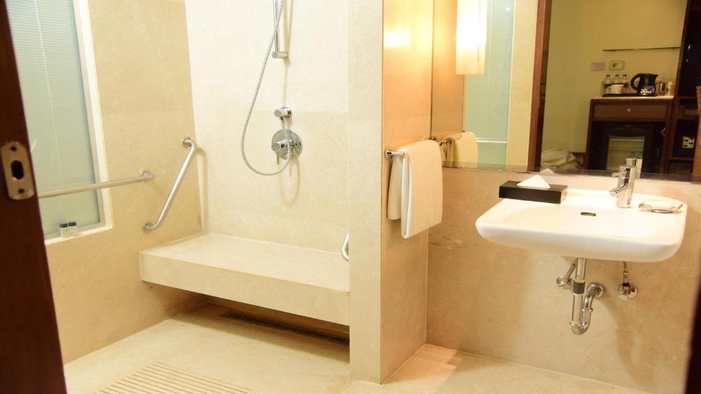 Двухместный (King Room - Mobility Access/Roll in Shower - Non-Smoking(15% Discount on F&B,Spa Services and Laundry)), Holiday Inn Jaipur City Centre