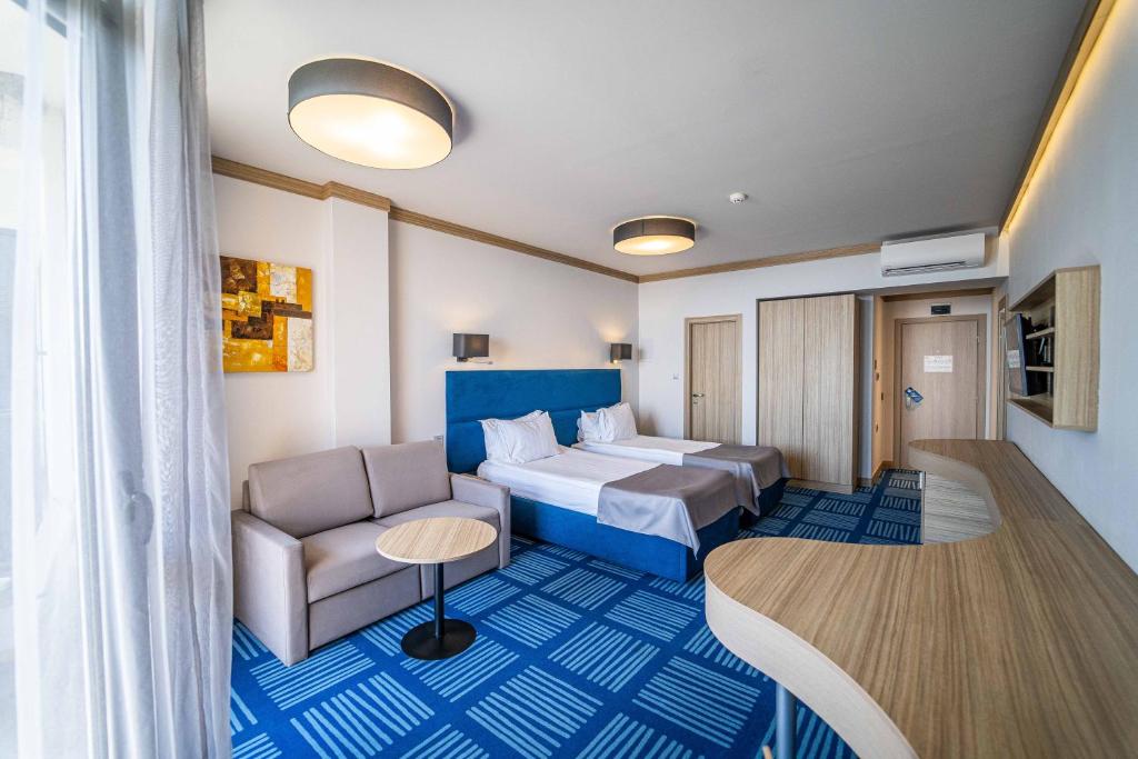 Двухместный (Улучшенный двухместный номер с 1 кроватью или 2 отдельными кроватями (для 2 взрослых и 2 детей) — Бесплатная парковка и доступ на пляж) отеля HVD Viva Club Hotel - Все включено, Золотые Пески