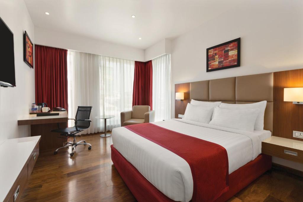 Двухместный (Номер Делюкс с кроватью размера «queen-size») отеля Ramada Encore Domlur Bangalore, Бангалор