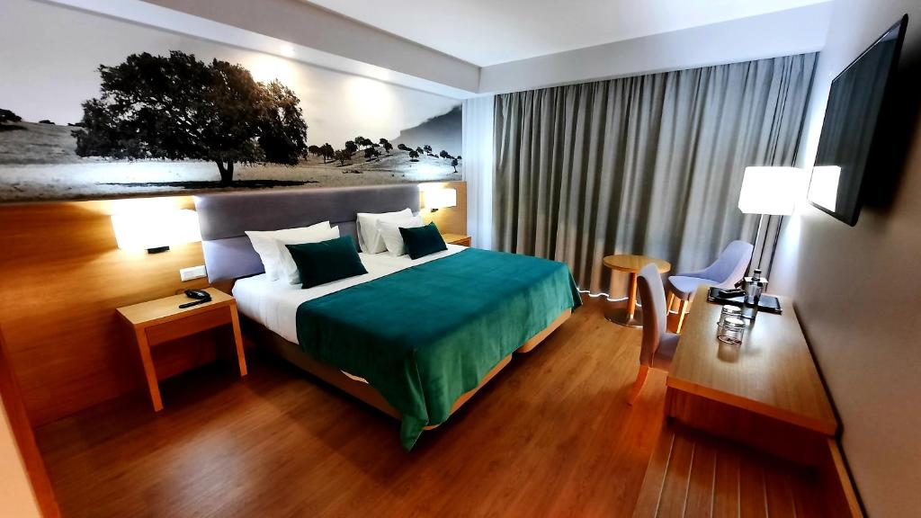 Двухместный (Улучшенный двухместный номер с 2 отдельными кроватями) отеля Beja Parque Hotel, Бежа