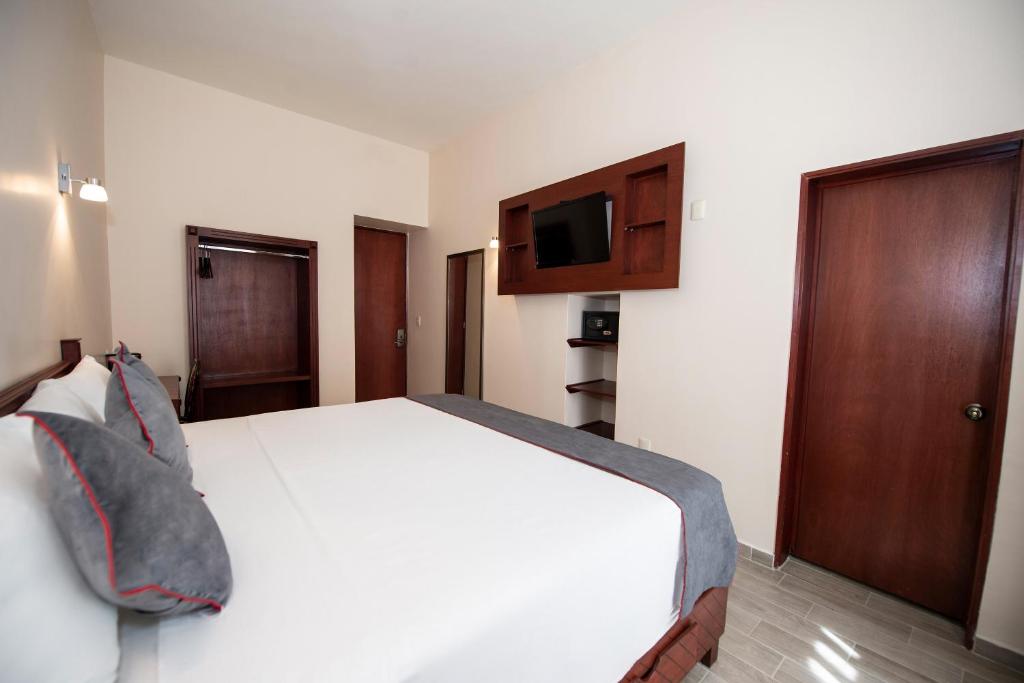 Двухместный (Улучшенный номер) отеля Hotel Señorial, Керетаро