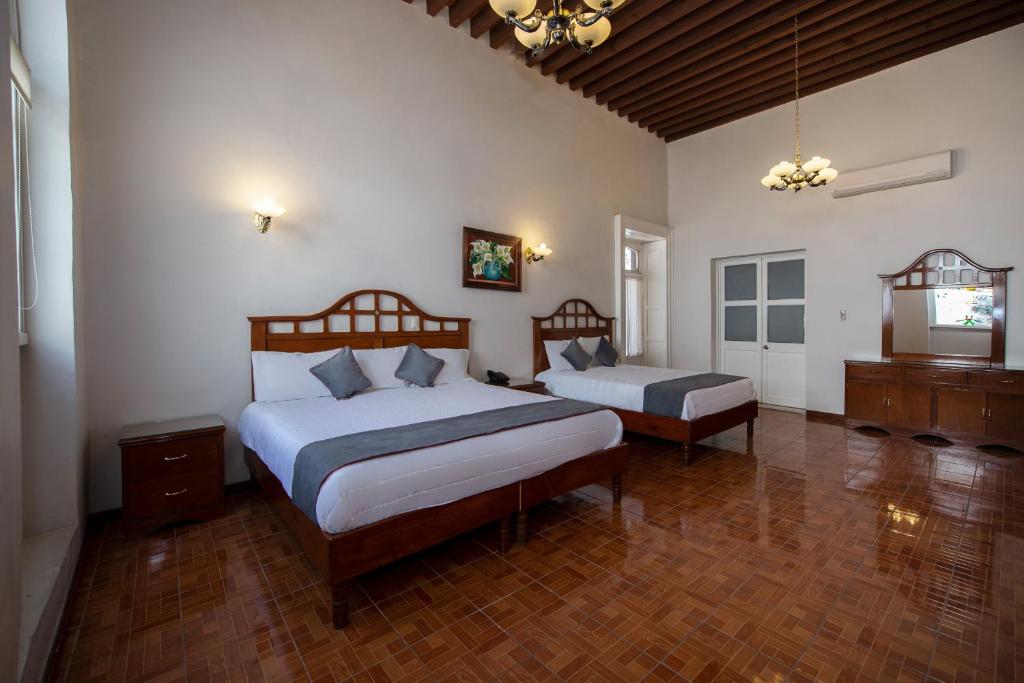 Двухместный (Улучшенный номер с 2 кроватями) отеля Hotel Señorial, Керетаро