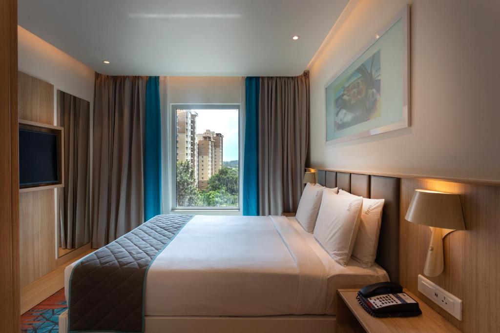 Сьюит (1 Queen Bed Suite with Bathtub Kitchenette with Free Buffet Breakfast and 15% Disc on F&B), Holiday Inn Express & Suites Bengaluru Old Madras Road, an IHG Hotel