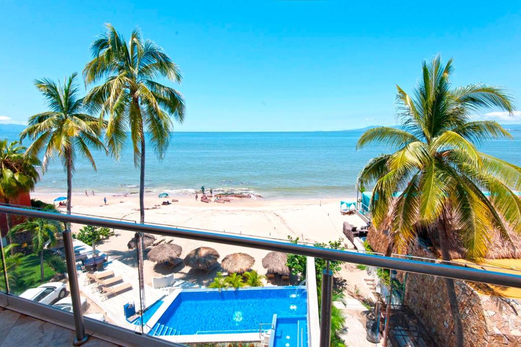 Сьюит (Four-Bedroom Suite with private pool and chef service), Vallarta Shores Beach Hotel