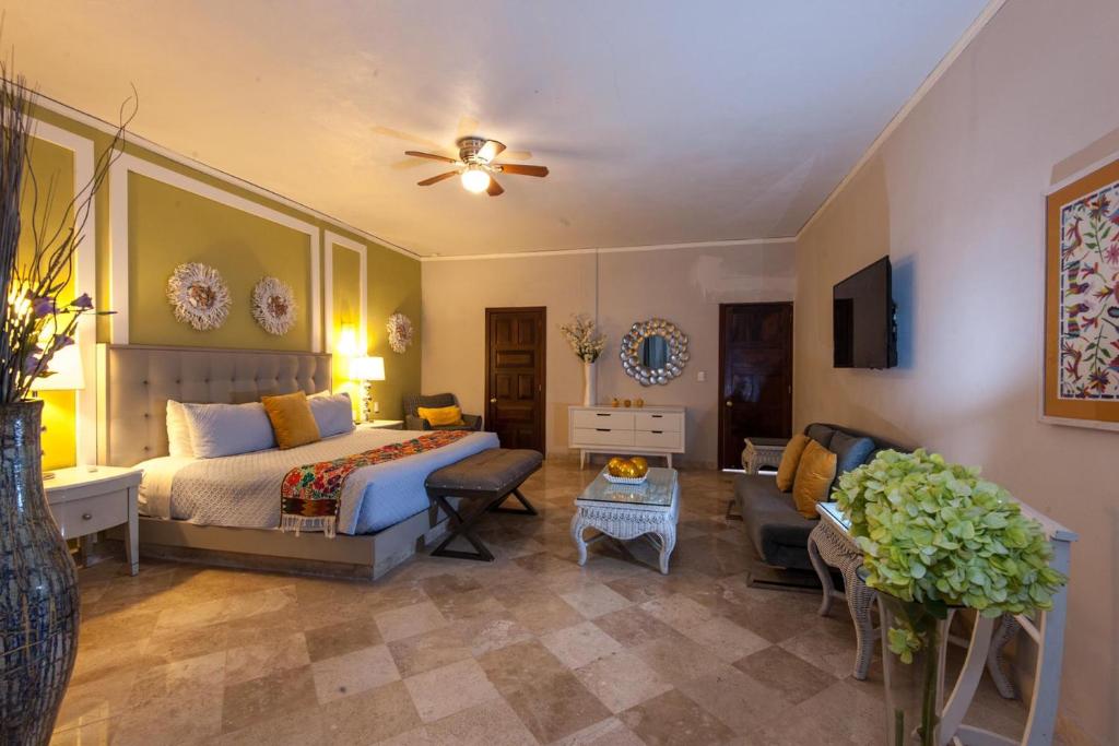 Сьюит (Four-Bedroom Suite with private pool and chef service), Vallarta Shores Beach Hotel