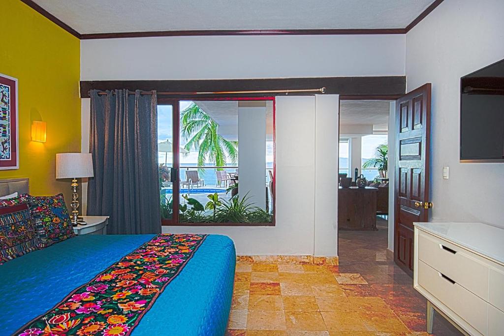 Сьюит (Four-Bedroom Suite with private pool and chef service), Vallarta Shores Beach Hotel