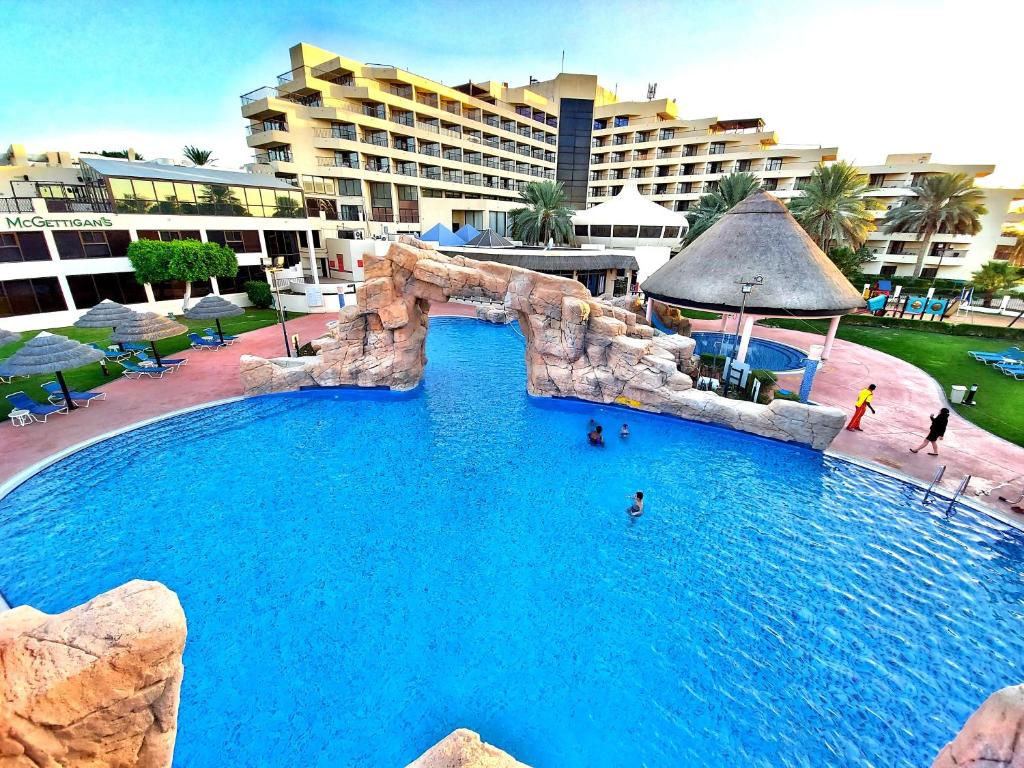 Двухместный (Номер Делюкс «Оазис» с кроватью размера «king-size» и видом на бассейн) курортного отеля Danat Al Ain Resort, Аль-Айн