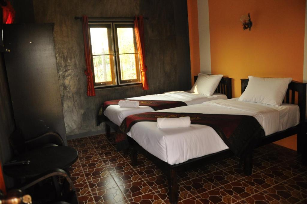 Двухместный (Двухместный номер с 2 отдельными кроватями и собственной ванной комнатой) курортного отеля Chiang Rai Khuakrae Resort, Чианграй