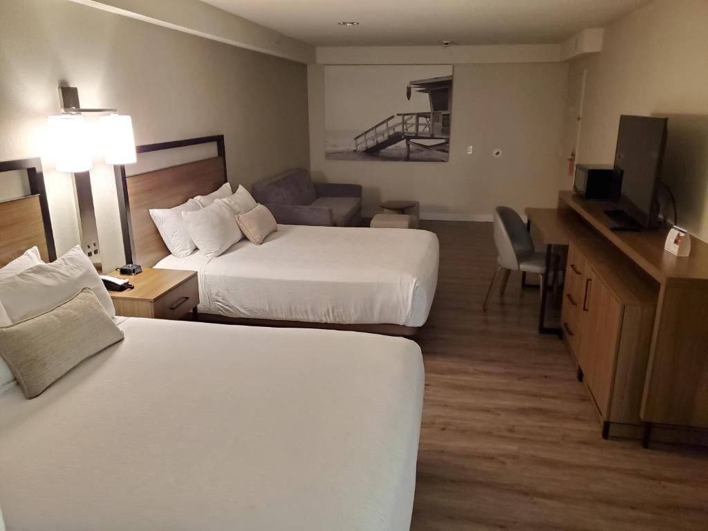 Четырехместный (2 Queen Beds, Sofa Bed, Deluxe Room, Non-Smoking) отеля Wyndham Garden San Diego, Сан-Диего