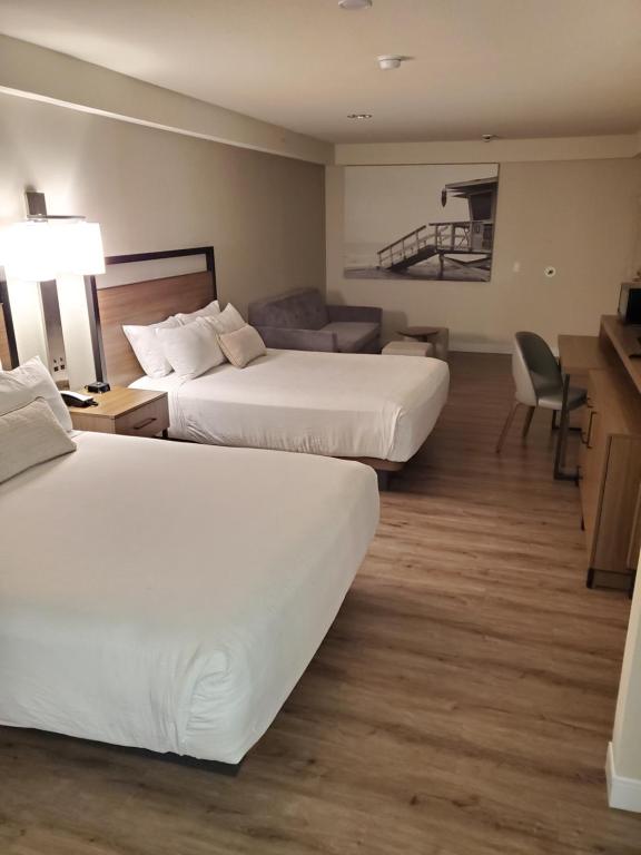 Четырехместный (2 Queen Beds, Sofa Bed, Deluxe Room, Non-Smoking), Wyndham Garden San Diego