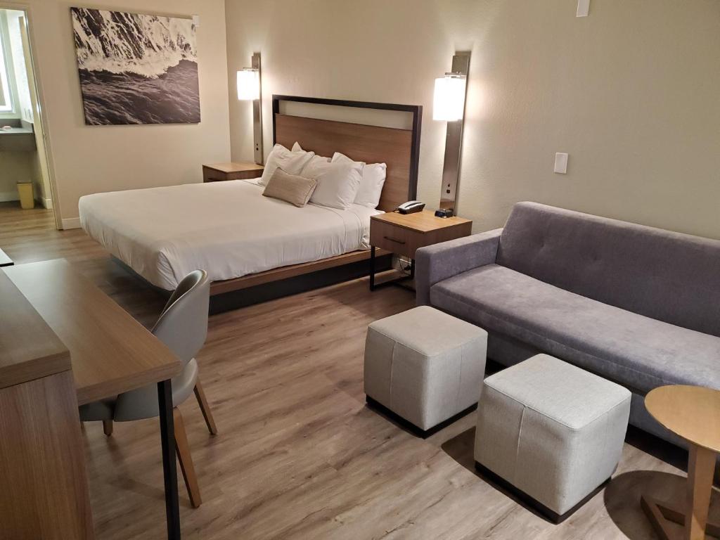 Сьюит (1 King Bed, Sofa Bed, Deluxe Room, Non-Smoking), Wyndham Garden San Diego