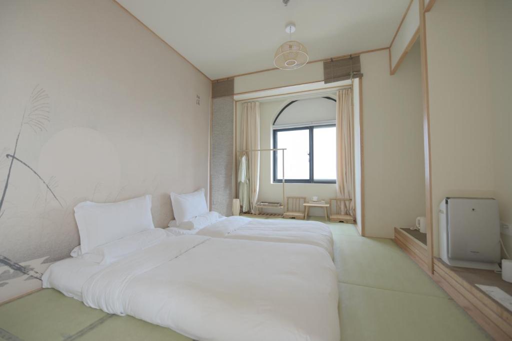 Двухместный (Улучшенный двухместный номер с 2 отдельными кроватями) семейного отеля Livo, Шанхай