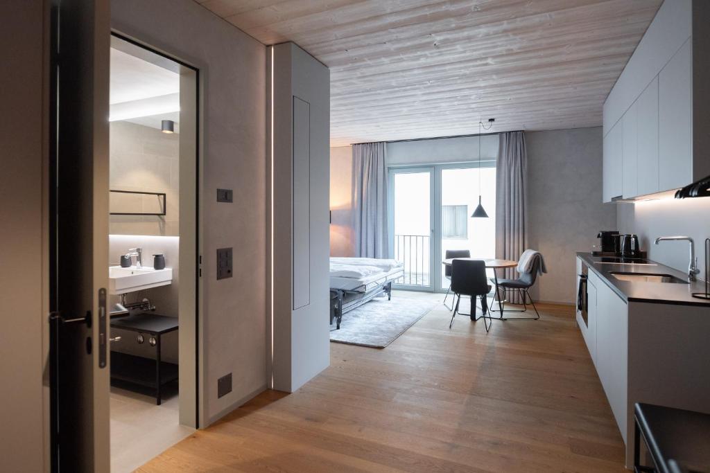 Апартаменты (Стандартные апартаменты-студио) апарт-отеля Andermatt Swiss Alps Resort, Андерматт
