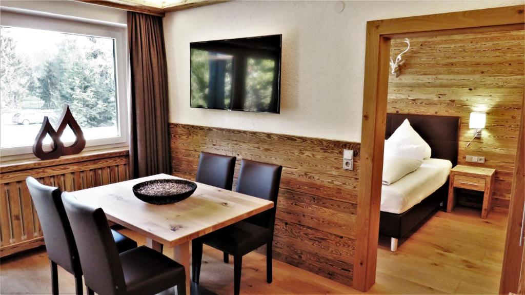 Сьюит (2 - Room Suite with Infrared Cabin) отеля Almhof Kitzlodge - Zimmer Suiten Apartments, Кирхберг