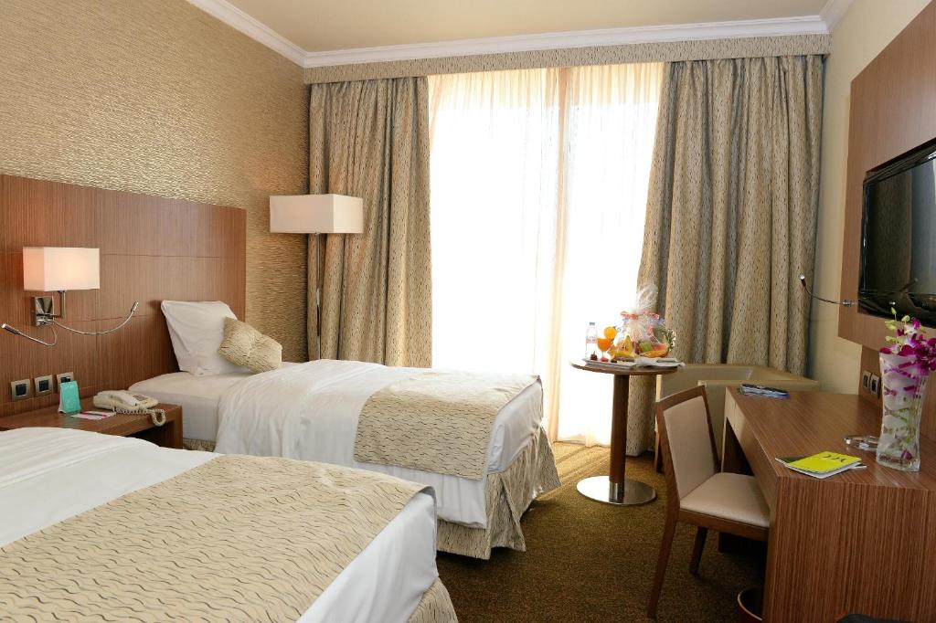Двухместный (Улучшенный двухместный номер с 2 отдельными кроватями) отеля Mercure Grand Hotel, Доха