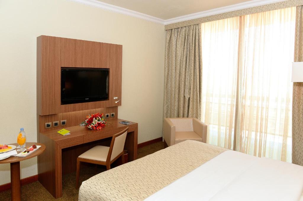 Двухместный (Улучшенный двухместный номер с 1 кроватью) отеля Mercure Grand Hotel, Доха