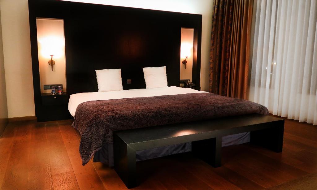 Двухместный (Улучшенный двухместный номер с 1 кроватью) отеля Hotel Van Eyck, Маасейк