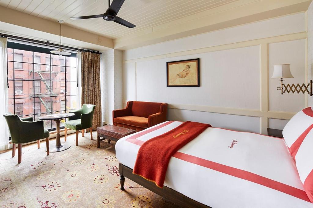 Двухместный (Улучшенный номер с кроватью размера «queen-size») отеля The Bowery Hotel, Нью-Йорк