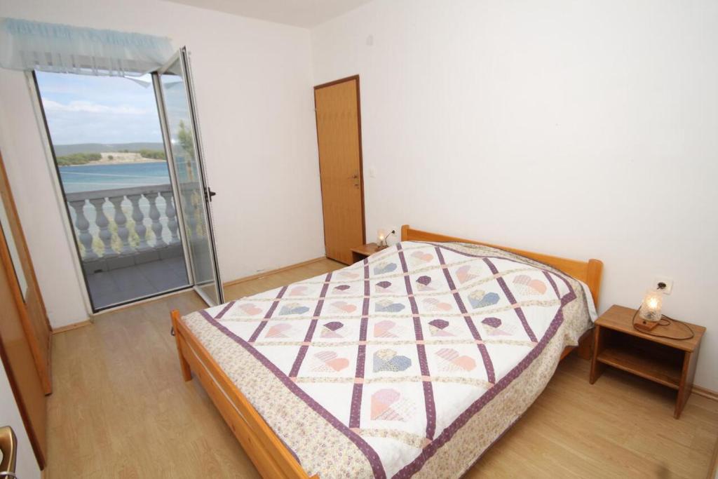 Апартаменты (Апартаменты с 2 спальнями, балконом и видом на море) гостевого дома Double Room Mrljane 8464a, Невитане