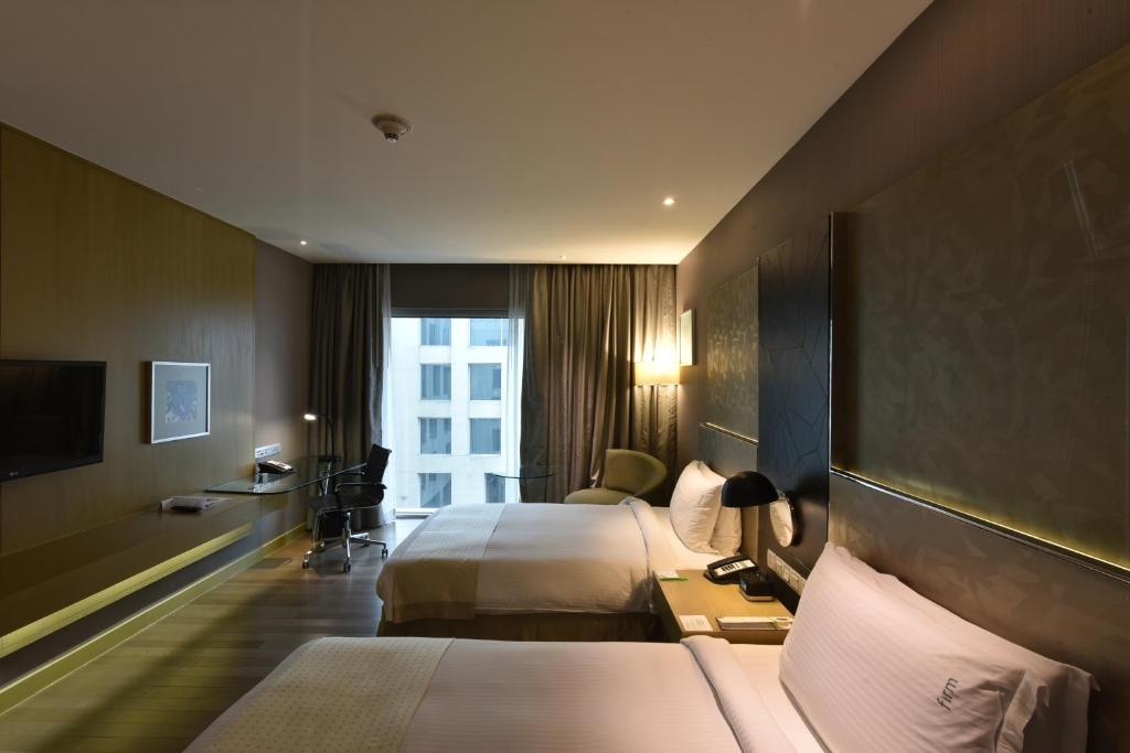 Двухместный (Executive Twin Room -  with both way airport transfers, Early Check-in by 10 AM and Happy hours from 6 to 8) отеля Holiday Inn New Delhi International Airport, Нью-Дели