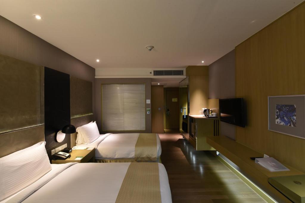 Двухместный (Executive Twin Room -  with both way airport transfers, Early Check-in by 10 AM and Happy hours from 6 to 8), Holiday Inn New Delhi International Airport