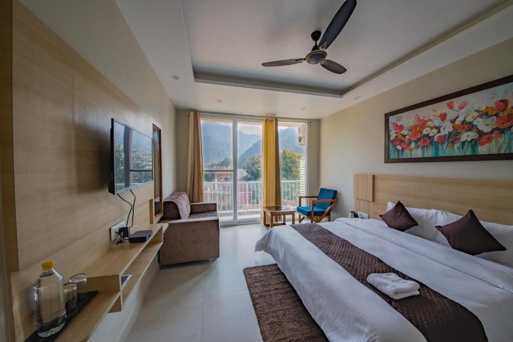 Двухместный (Двухместный номер Делюкс с 1 кроватью или 2 отдельными кроватями, вид на реку) отеля Punyah Residency Rishikesh, Ришикеш