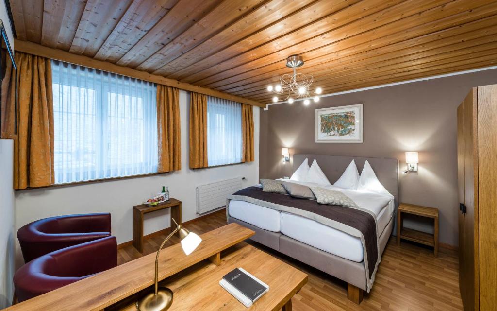 Двухместный (Улучшенный двухместный номер с 1 кроватью), Romantik Hotel Stern