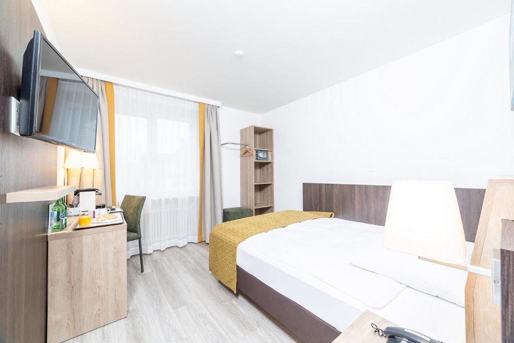 Двухместный (Современный номер с кроватью размера «queen-size») отеля Hotel Alfa, Базель