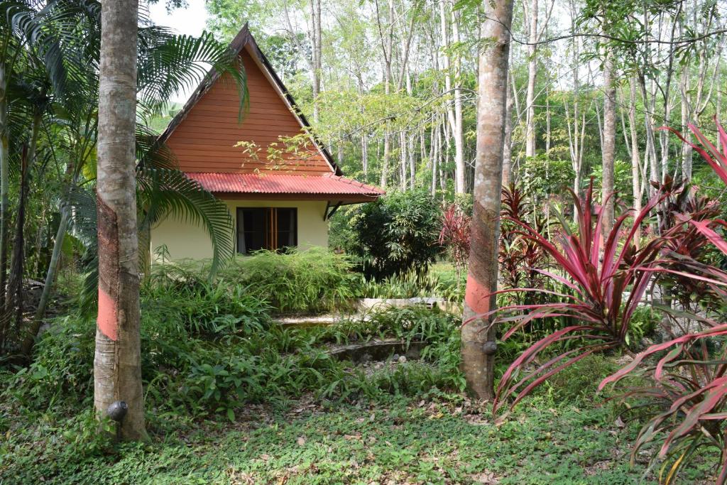 Номер (Бунгало с 2 спальнями) гостевого дома Manora Garden, Пхангнга